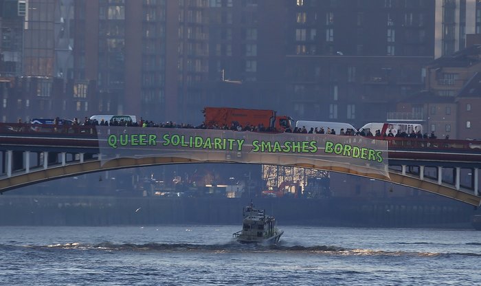 Συνθήματα κατά του Τραμπ στις γέφυρες του Λονδίνου - εικόνα 2