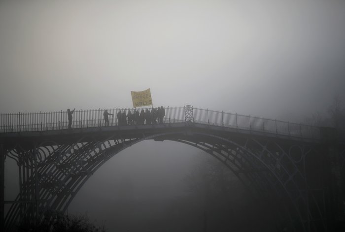 Συνθήματα κατά του Τραμπ στις γέφυρες του Λονδίνου - εικόνα 3