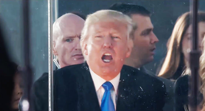 O Nτόναλντ Τραμπ τραγουδά το «God Bless the USA»