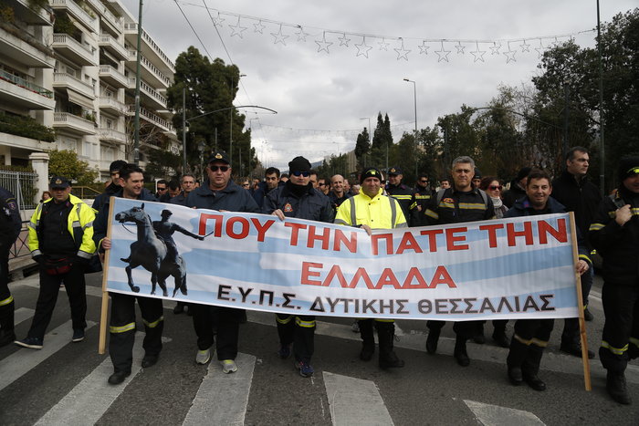 Πυροσβέστες μετακινούνται στα αεροδρόμια που αγόρασε η Fraport