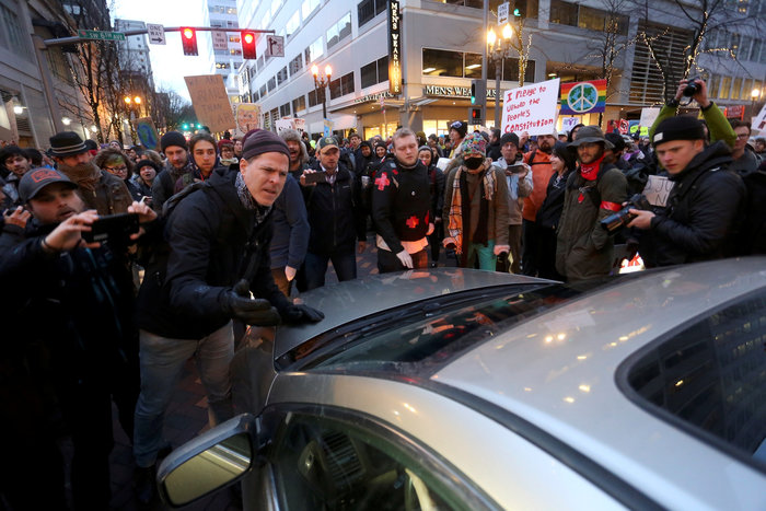 Διαδηλώσεις και επεισόδια μετά την ορκωμοσία Τραμπ - εικόνα 7
