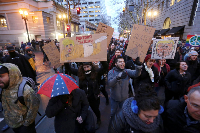 Διαδηλώσεις και επεισόδια μετά την ορκωμοσία Τραμπ - εικόνα 8