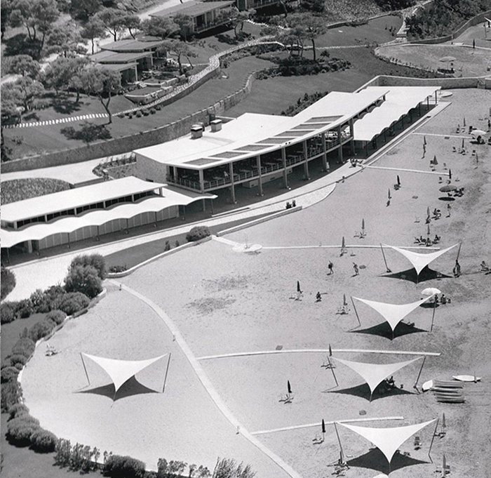 Άποψη από ψηλά της Λαϊκής Πλαζ το 1962, με τα πολύ μοντέρνα για την εποχή στέγαστρα για τον ήλιο