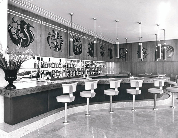 Το παλιό lobby bar με τις τοιχογραφίες του Δημήτρη Μυταρά