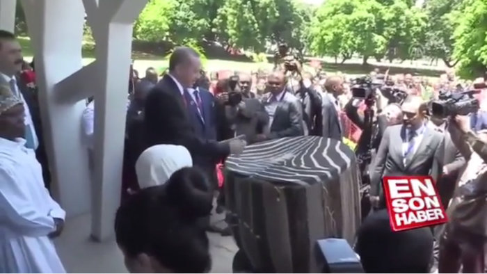 O Eρντογάν στην Τανζανία για business και ταμ ταμ [ΒΙΝΤΕΟ]