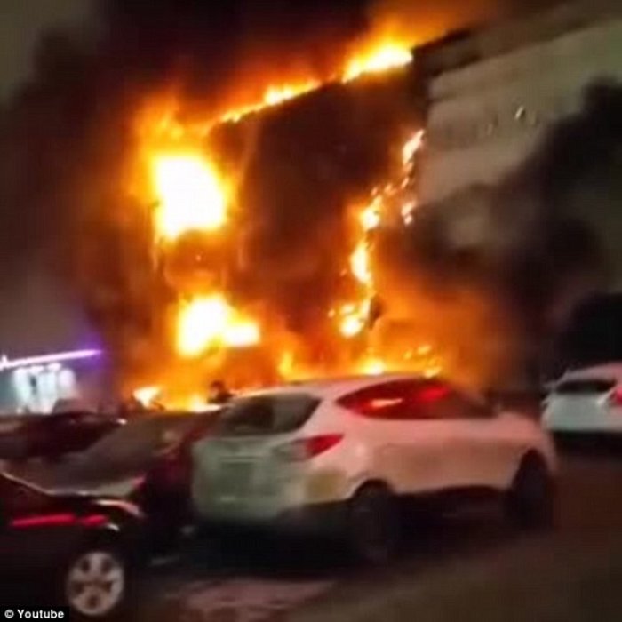 Εκκενώθηκε εμπορικό κέντρο στη Μόσχα εξαιτίας μεγάλης φωτιάς (ΒΙΝΤΕΟ)