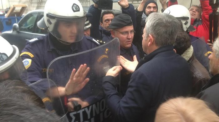 ΕΛΑΣ σε διαδηλωτές: Ανοίξτε τα πανό να τα δούμε - εικόνα 2