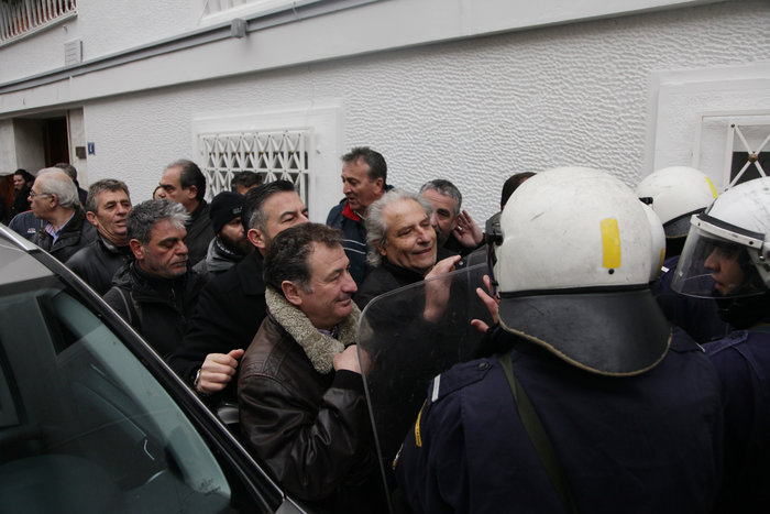 ΕΛΑΣ σε διαδηλωτές: Ανοίξτε τα πανό να τα δούμε - εικόνα 3