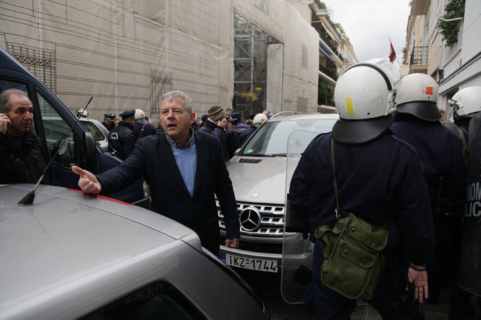 ΕΛΑΣ σε διαδηλωτές: Ανοίξτε τα πανό να τα δούμε - εικόνα 4