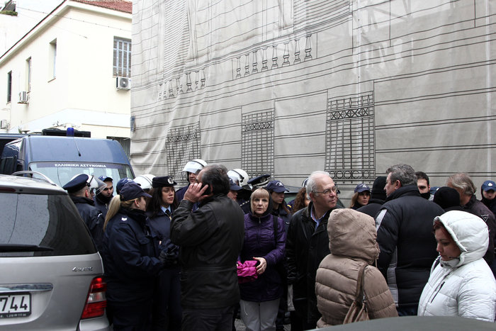 ΕΛΑΣ σε διαδηλωτές: Ανοίξτε τα πανό να τα δούμε - εικόνα 10