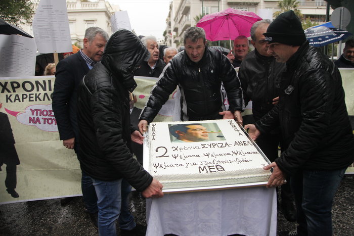 ΕΛΑΣ σε διαδηλωτές: Ανοίξτε τα πανό να τα δούμε - εικόνα 11