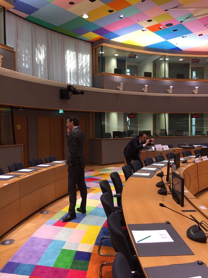 Ο Ντάισελμπλουμ ποζάρει στη νέα αίθουσα του Eurogroup