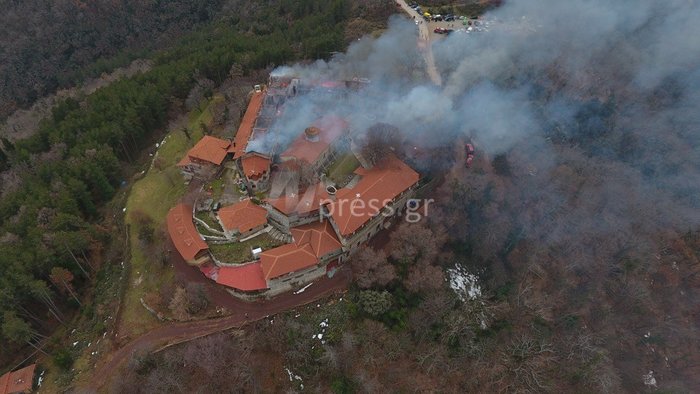 Μαίνεται η καταστροφική φωτιά στο μοναστήρι της Βαρνάκοβας