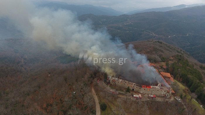 Μαίνεται η καταστροφική φωτιά στο μοναστήρι της Βαρνάκοβας - εικόνα 2