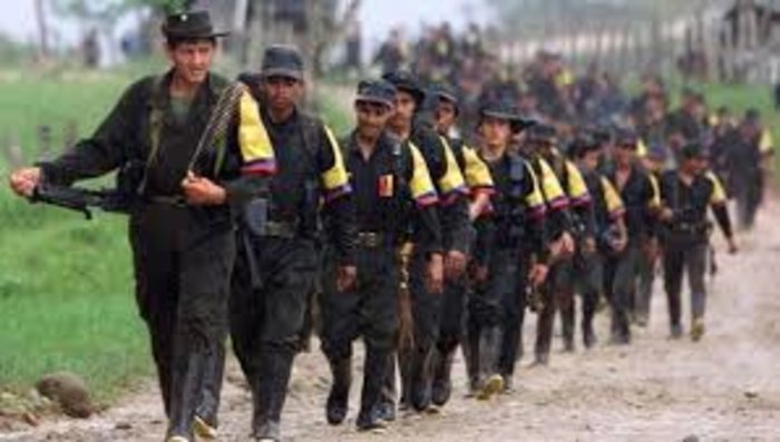 Έφηβοι στρατιώτες του FARC με τα καλάσνικοφ παραμάσχαλα