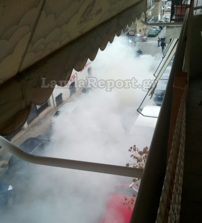 Λαμία: Λαμπάδιασε αυτοκίνητο μέσα στην πόλη-Επεισοδιακή κατάσβεση