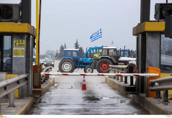 Κλιμακώνουν οι αγρότες, έφτασαν στο τελωνείο του Προμαχώνα