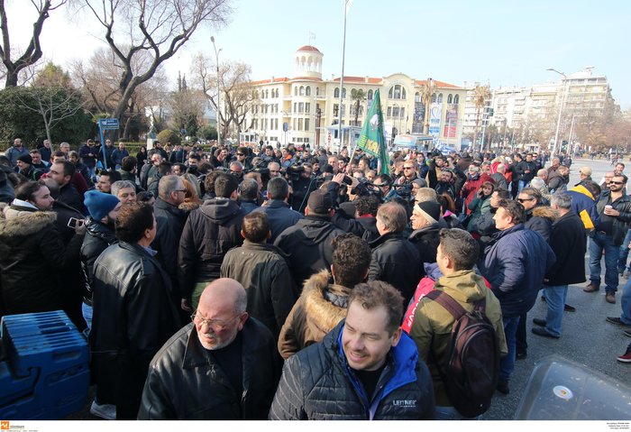 Τα ΜΑΤ απέναντι στους αγρότες στη Θεσσαλονίκη, ένταση & φωνές video - εικόνα 4