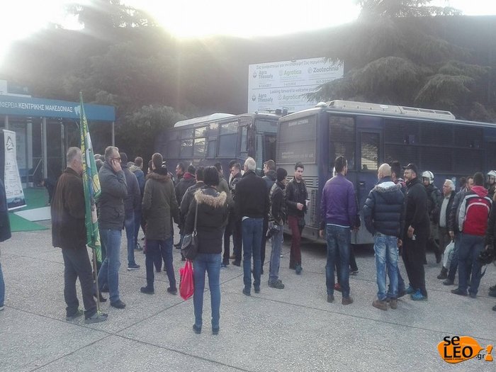 Τα ΜΑΤ απέναντι στους αγρότες στη Θεσσαλονίκη, ένταση & φωνές video