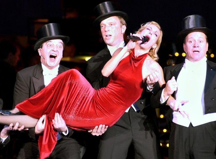 Oύτε Λέμπερ, η καθηλωτική σταρ του καμπαρέ στο Παλλάς