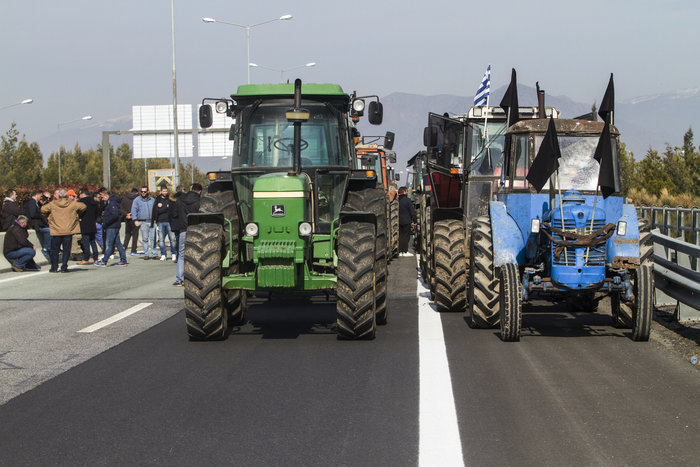 Αγρότες στη Λάρισα έκλεισαν και τα δυο ρεύματα της εθνικής