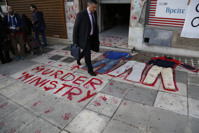 Τι έγραψαν για τους νεκρούς της Μόρια στην πόρτα του Μουζάλα - φωτό - - εικόνα 4