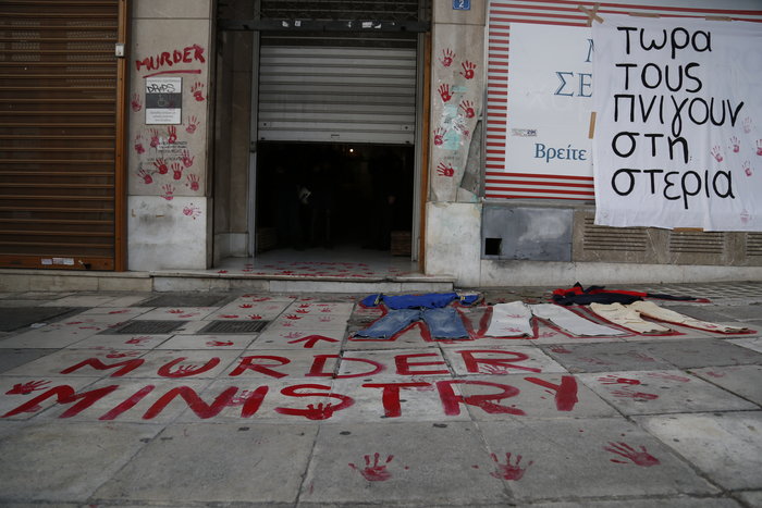 Τι έγραψαν για τους νεκρούς της Μόρια στην πόρτα του Μουζάλα - φωτό - - εικόνα 2