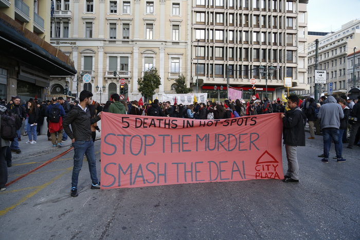 Τι έγραψαν για τους νεκρούς της Μόρια στην πόρτα του Μουζάλα - φωτό -