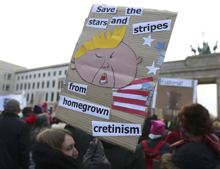 Χιλιάδες στους δρόμους σε ΗΠΑ και Ευρώπη κατά του Τραμπ [ΕΙΚΟΝΕΣ] - εικόνα 3