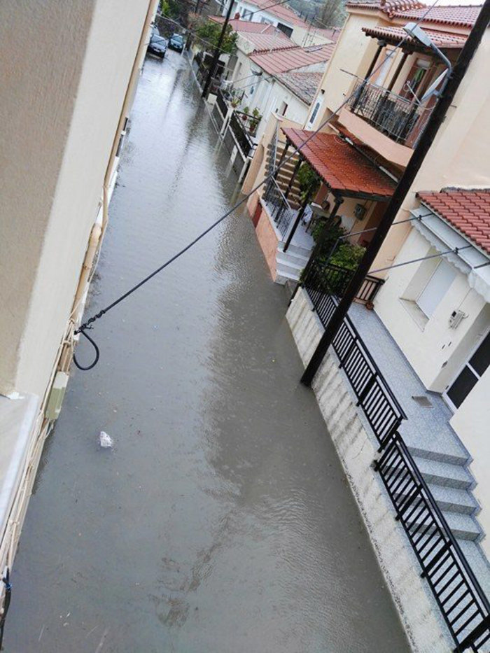 Με κουβάδες μαζεύουν το νερό από το αεροδρόμιο στη Λήμνο