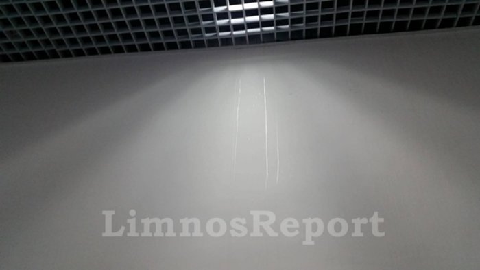 Με κουβάδες μαζεύουν το νερό από το αεροδρόμιο στη Λήμνο - εικόνα 2