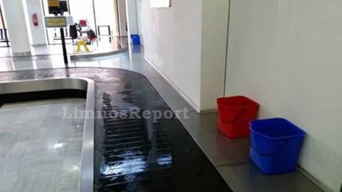 Με κουβάδες μαζεύουν το νερό από το αεροδρόμιο στη Λήμνο - εικόνα 3
