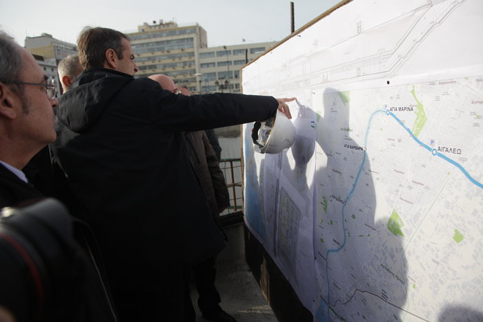 Περιοδεία Μητσοτάκη στον Πειραιά, επίσκεψη στα έργα του μετρό - εικόνα 4