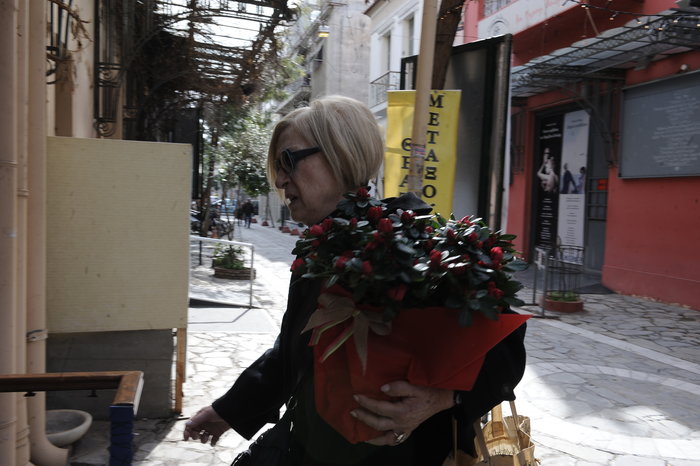 Κόσμος προσέρχεται για το τελευταίο αντίο στο Λουκιανό Κηλαηδόνη