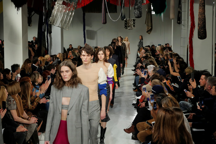 NY Fashion Week με πολιτικό μήνυμα. Το μεγάλο χαστούκι της μόδας στον Τραμπ - εικόνα 6