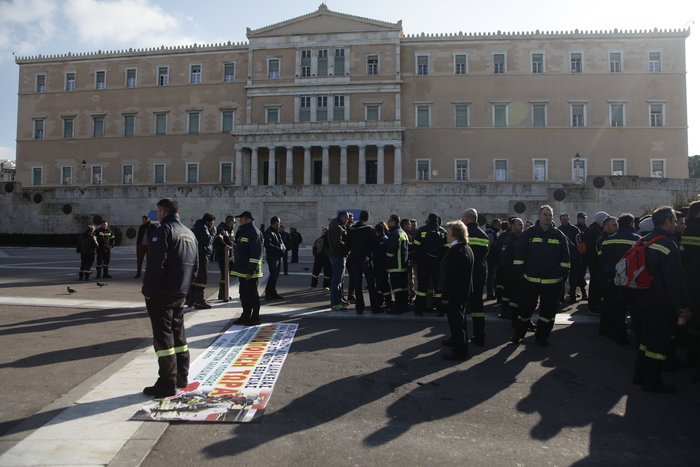 Στο Σύνταγμα οι πυροσβέστες, κατατέθηκε στη Βουλή η τροπολογία - εικόνα 4