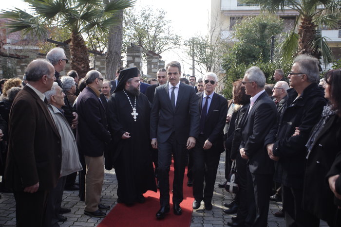Πλήθος κόσμου και σύσσωμη η ΝΔ στην κηδεία του Β. Μπασιάκου - εικόνα 6