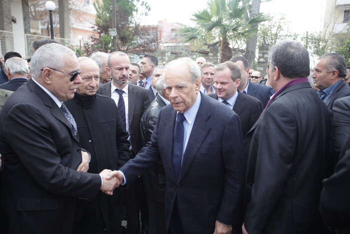 Πλήθος κόσμου και σύσσωμη η ΝΔ στην κηδεία του Β. Μπασιάκου - εικόνα 11