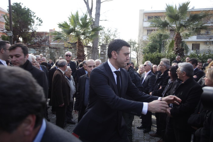 Πλήθος κόσμου και σύσσωμη η ΝΔ στην κηδεία του Β. Μπασιάκου - εικόνα 12