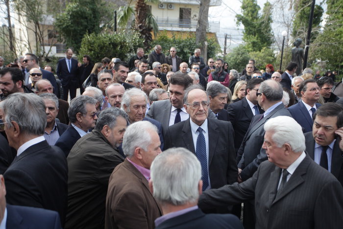 Πλήθος κόσμου και σύσσωμη η ΝΔ στην κηδεία του Β. Μπασιάκου - εικόνα 13