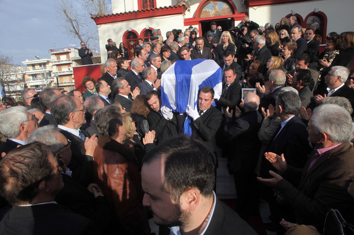 Πλήθος κόσμου και σύσσωμη η ΝΔ στην κηδεία του Β. Μπασιάκου