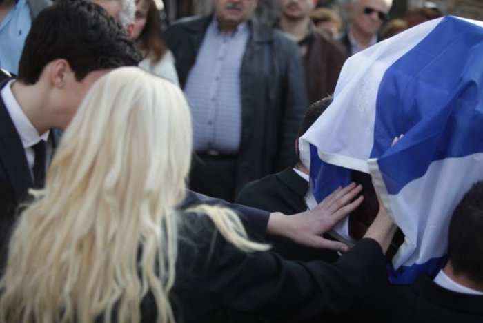 Πλήθος κόσμου και σύσσωμη η ΝΔ στην κηδεία του Β. Μπασιάκου - εικόνα 3