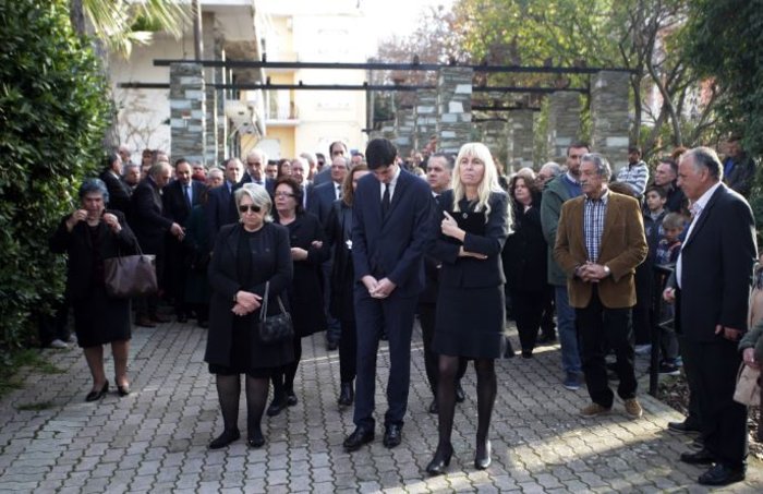 Πλήθος κόσμου και σύσσωμη η ΝΔ στην κηδεία του Β. Μπασιάκου - εικόνα 2