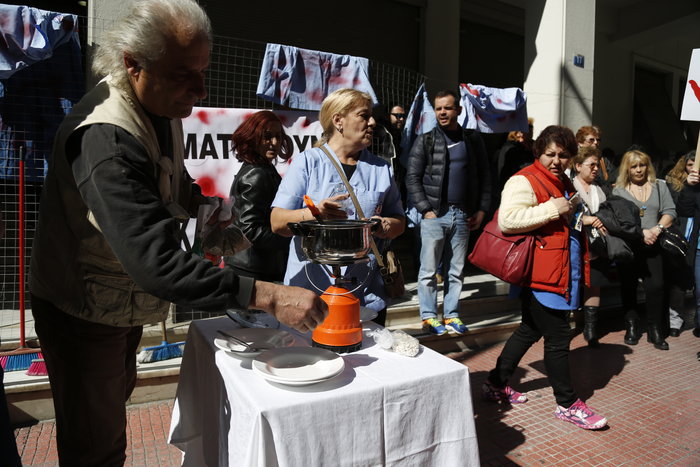 Ενταση και λιποθυμίες στο υπουργείο Υγείας [Εικόνες]