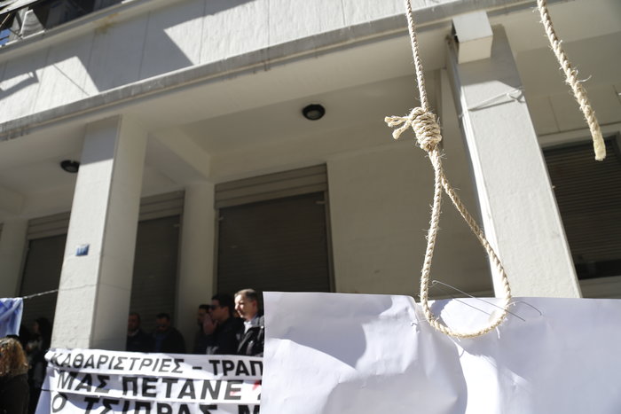 Ενταση και λιποθυμίες στο υπουργείο Υγείας [Εικόνες] - εικόνα 7