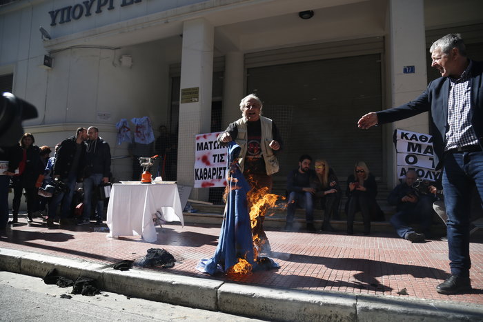 Ενταση και λιποθυμίες στο υπουργείο Υγείας [Εικόνες] - εικόνα 3