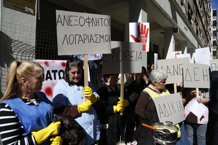 Ενταση και λιποθυμίες στο υπουργείο Υγείας [Εικόνες] - εικόνα 2