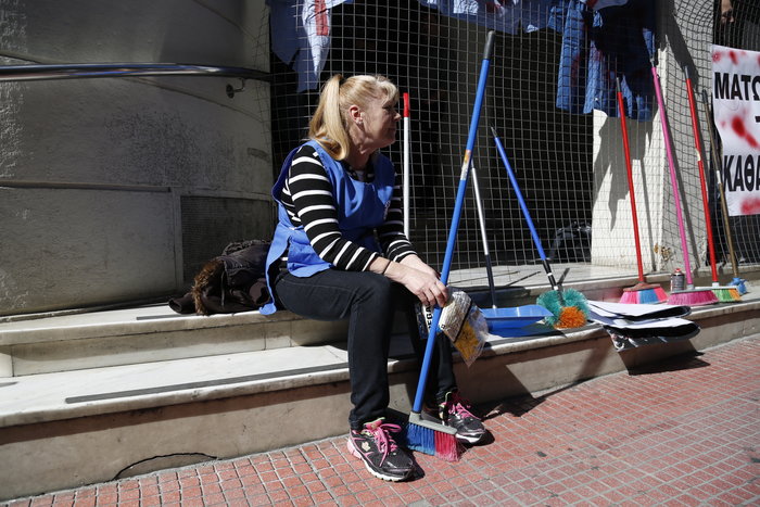 Ενταση και λιποθυμίες στο υπουργείο Υγείας [Εικόνες] - εικόνα 4