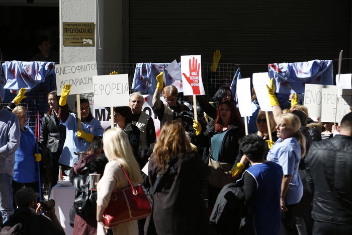 Ενταση και λιποθυμίες στο υπουργείο Υγείας [Εικόνες] - εικόνα 6