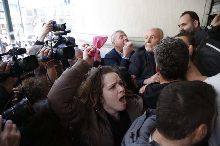 Ενταση και λιποθυμίες στο υπουργείο Υγείας [Εικόνες] - εικόνα 9